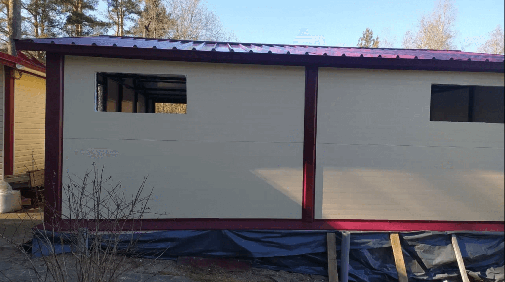 Каркасный гараж с красной крышей 